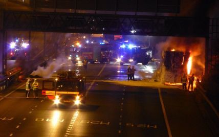 В Великобритании под серию загадочных взрывов на автотрассе загорелся грузовик