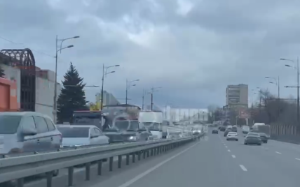 У Дніпрі через ДТП утворився величезний затор: "зупинився" весь проспект (відео)