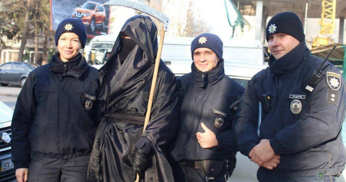 У Хмельницькому "смерть з косою" чатувала на порушників ПДР
