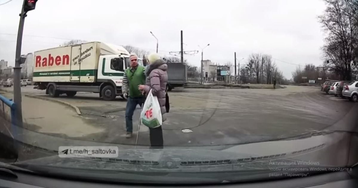 У Харкові водій зупинив вантажівку, щоб перевести через дорогу незрячу жінку (відео)