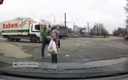 У Харкові водій зупинив вантажівку, щоб перевести через дорогу незрячу жінку (відео)