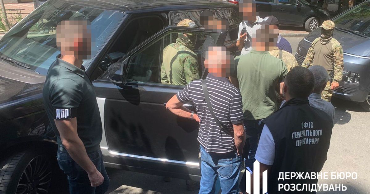 ДБР затримало співробітницю Мін’юсту та її спільника, які шахрайством намагались заволодіти коштами аграрного підприємства