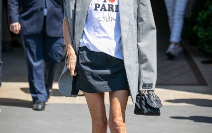 В мини-юбке и с огромным сапфиром на груди: Селин Дион гуляет по Парижу