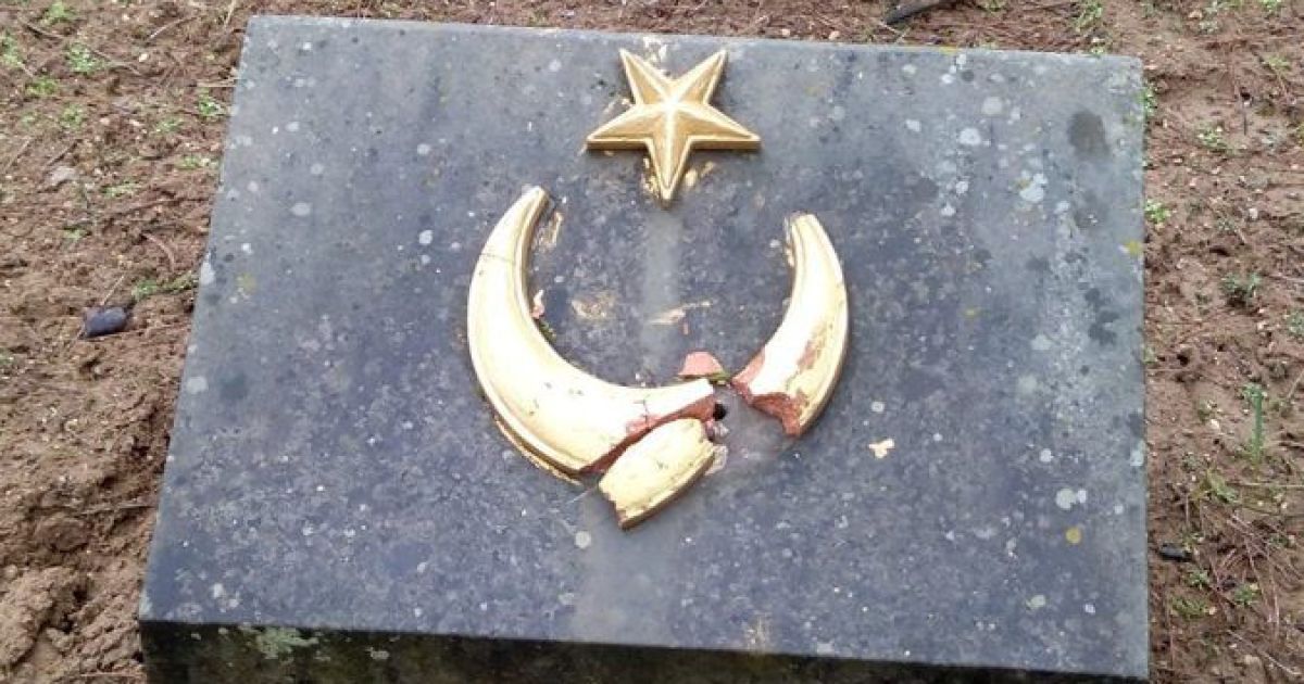 Вандалы уже в третий раз нападают на памятник.