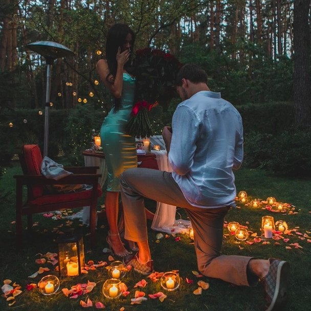 В’ячеслав Кравцов робить пропозицію Еліні Руденко/Фото Instagram mostvideo.tv