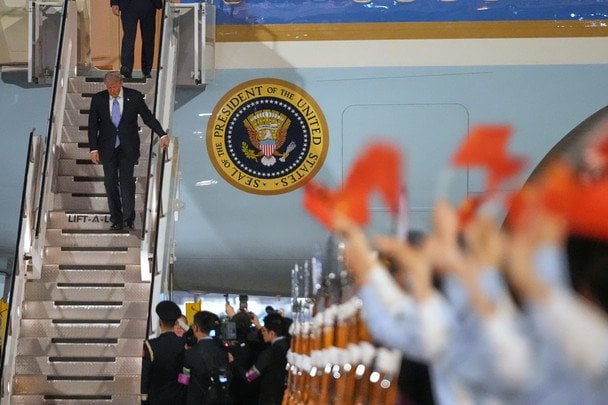 Трамп прибув на переговори із Сі Цзіньпіном: як зустрічали президента США у Пекіні (фото)