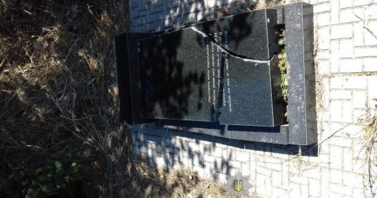 Нічого святого: під П'ятихатками чоловік трощив пам’ятники на могилах