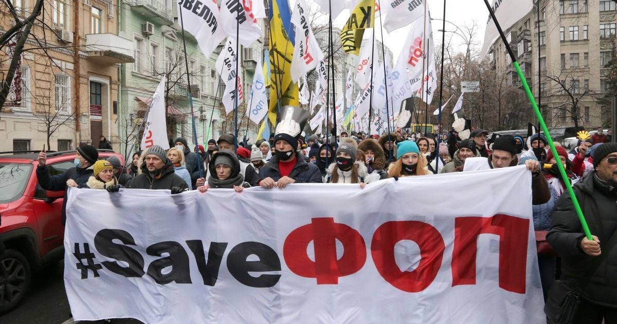 Із прапорами, дудками і масштабним перекриттям доріг: ФОПи знову вийшли на мітинг (відео)