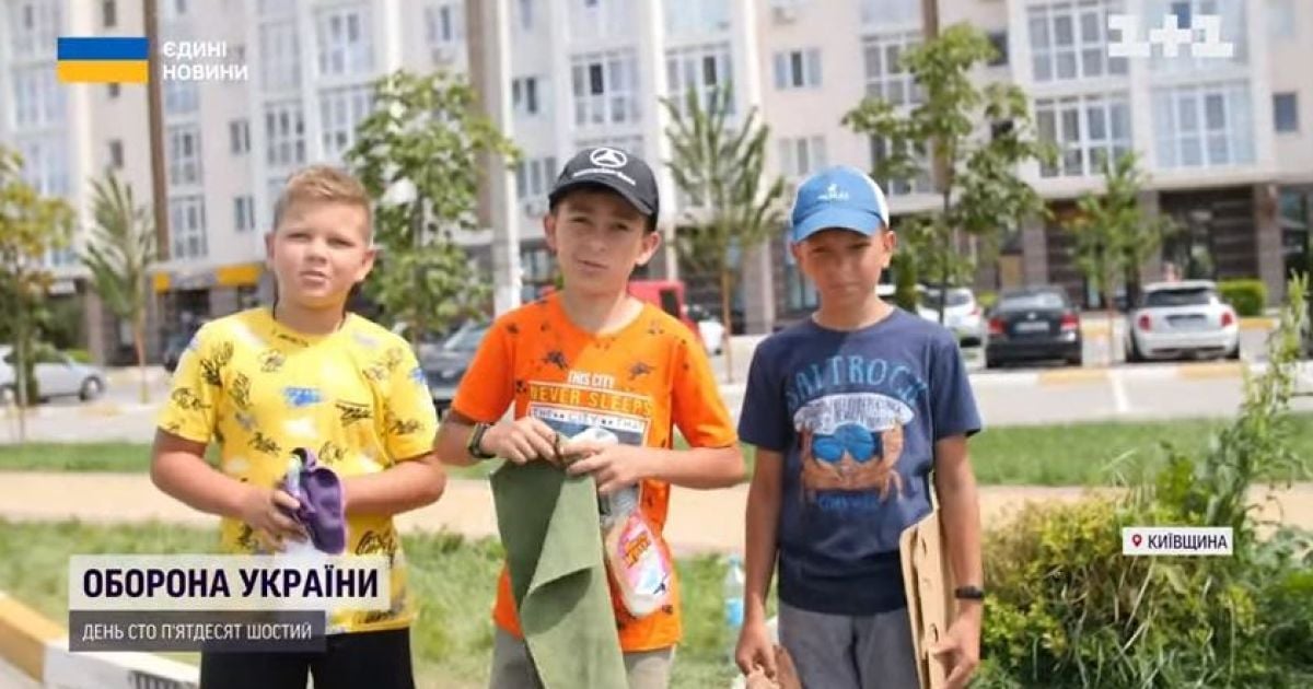 Хлопчаки із поруйнованої Бучі взялися мити фари автівок, щоб зібрати кошти на ЗСУ