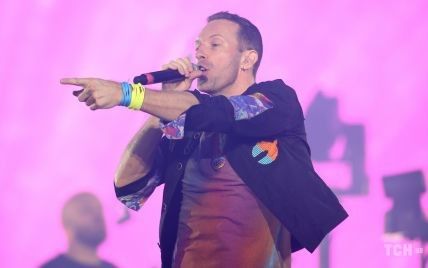 Поддерживает Украину: Крис Мартин из Coldplay вышел на сцену с флагом Украины