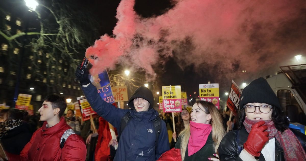 У Британії після перемоги на виборах консерваторів спалахнули протести. Поліція силою розганяла мітингарів