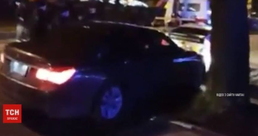 Во Львове водитель сбил машиной копа и ударил патрульное авто