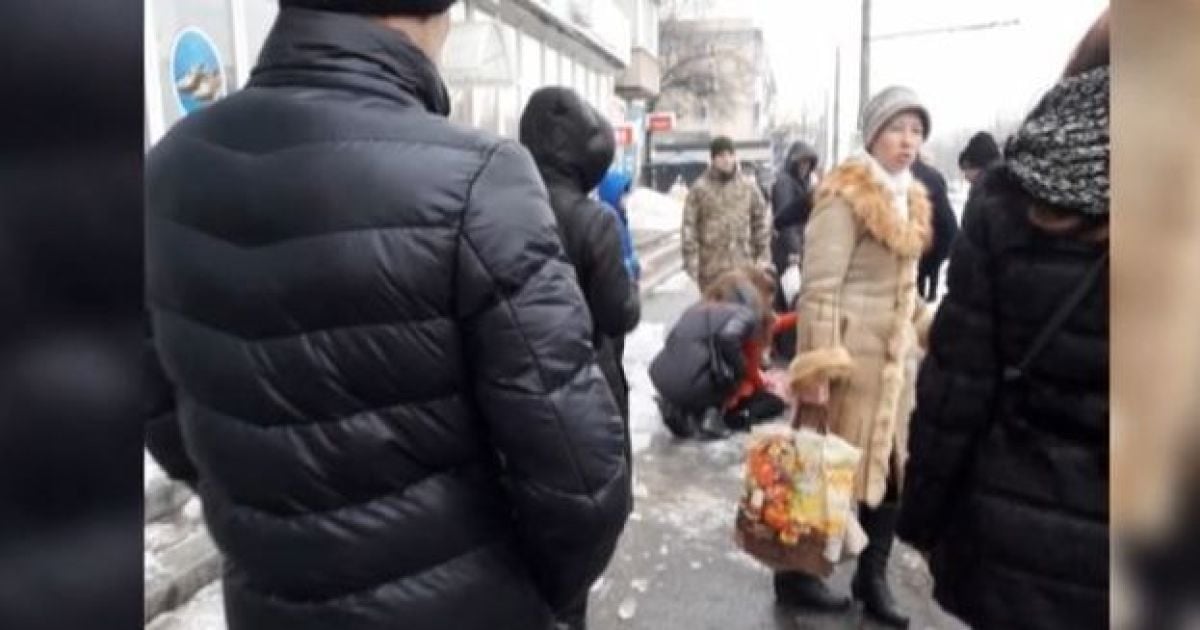 Шестилетняя девочка, которой на голову упала глыба льда, впала в кому