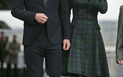 Улыбающаяся Кейт в любимом платье и сдержанный принц Уильям посетили Шотландию