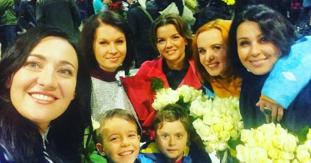 Ведучі ТСН зустрічають паралімпійців в аеропорту / © Facebook/Соломія Вітвіцька