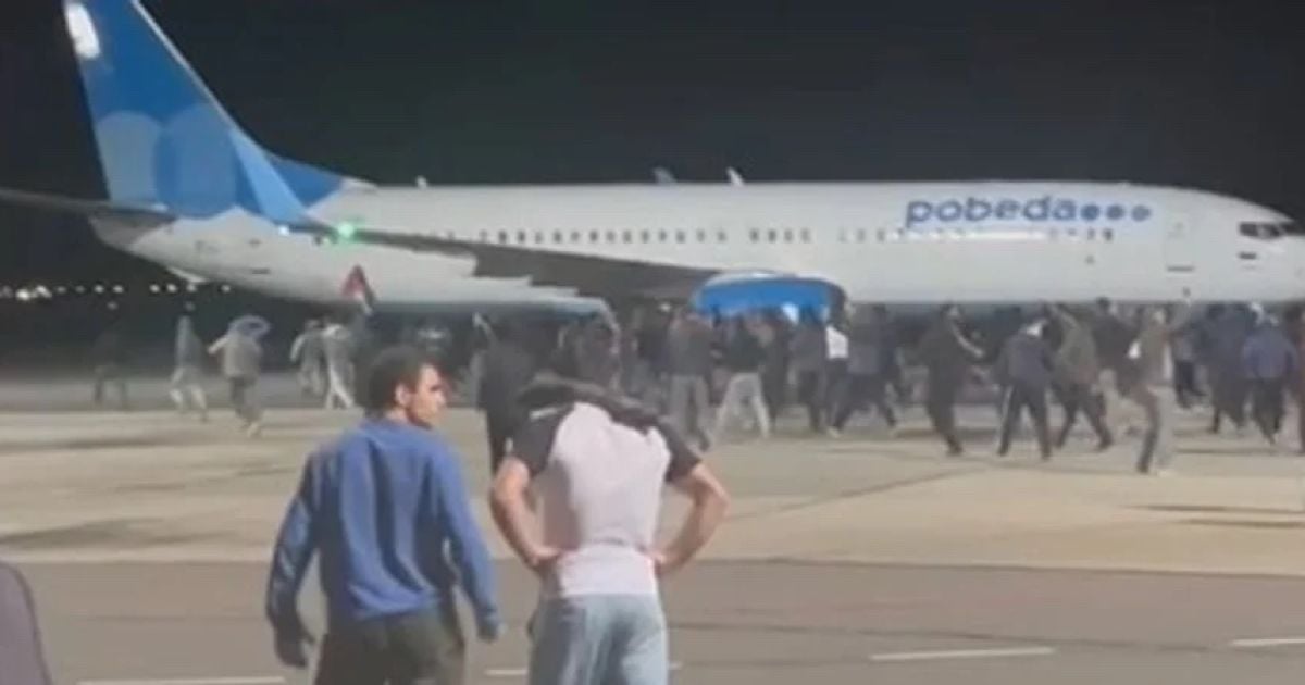 Люди вступали у сутички в аеропорту в Махачкалі