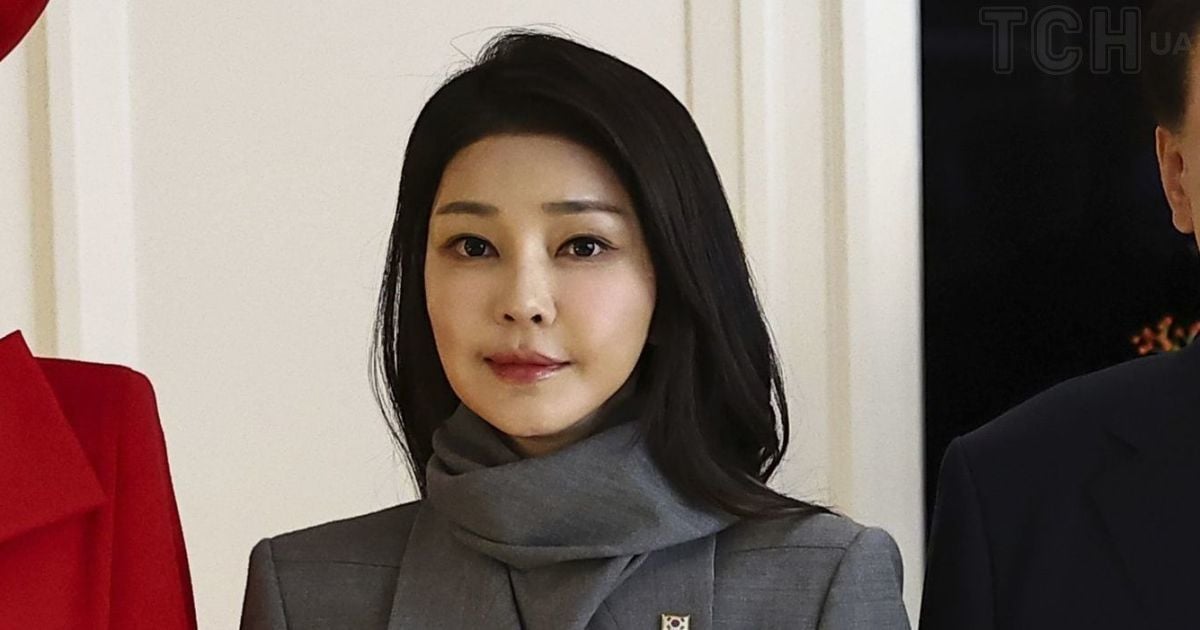 Slim waist and wrinkle-free: The 51-year-old First Lady of South Korea ...