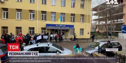 Новини України: у Рівному обурені люди блокували машину з підозрюваним у серії зґвалтувань