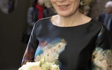 В пестрой блузке и серьгах с бирюзой: королева Матильда продемонстрировала "весенний" образ