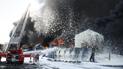 Пожежники намагаються приборкати вогонь