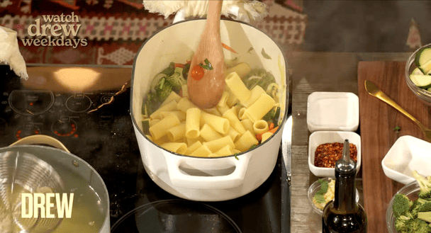 Паста «що було під рукою» / youtube.com_@TheDrewBarrymoreShow