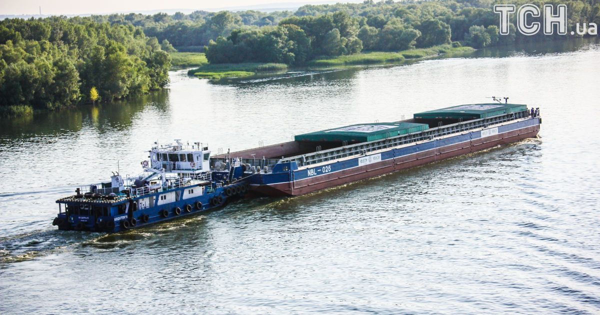 Нашуміла баржа із херсонськими кавунами пропливла Кременчук
