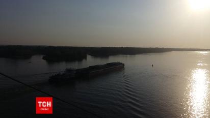 Баржа з кавунами пройшла Кременчук. Відеофакт