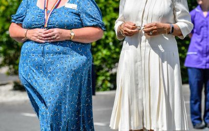 Какая красавица: герцогиня Корнуольская в белом платье на мероприятии в Сент-Остелле