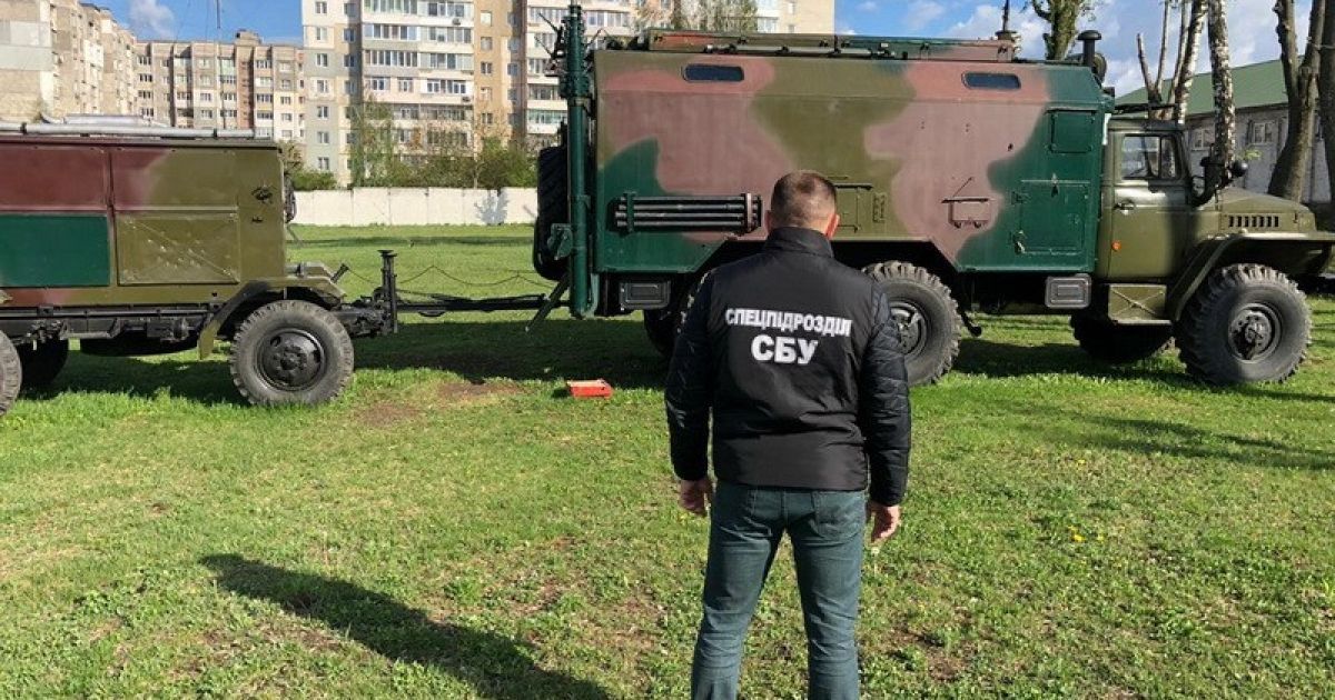 У Хмельницькій області дезертир намагався продати елементи військової радіостанції на місцевому ринку