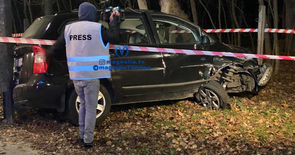 У Києві водій таксі знепритомнів за кермом, врізався у дерево та стовп