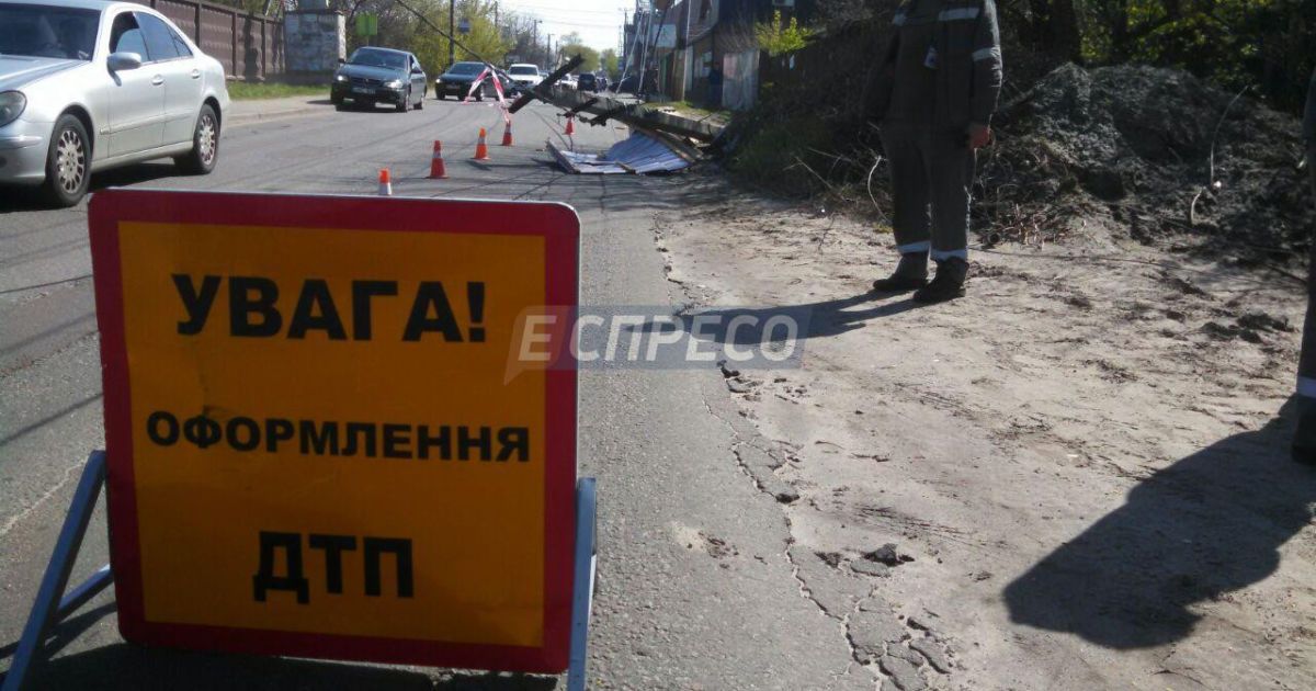 В Киеве грузовик на полной скорости снес опору ЛЭП и исчез, оставив весь район без света