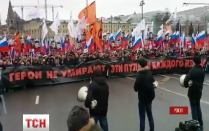 За акцией в память Немцова в Москве силовики наблюдали с вертолетов, люди не расходятся до сих пор