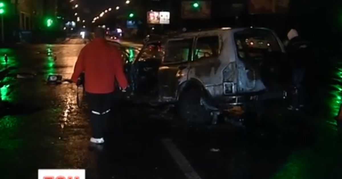 П'яний чоловік у Києві вкрав машину і потрапив в ДТП: позашляховик згорів вщент