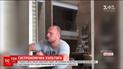 Туристи заскочили на відпочинку Киву, який руками їв з тарілки