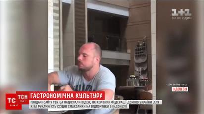 Туристы застали на отдыхе Киву, который руками ел из тарелки