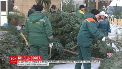 У Києві розпочали демонтаж головного новорічного містечка країни
