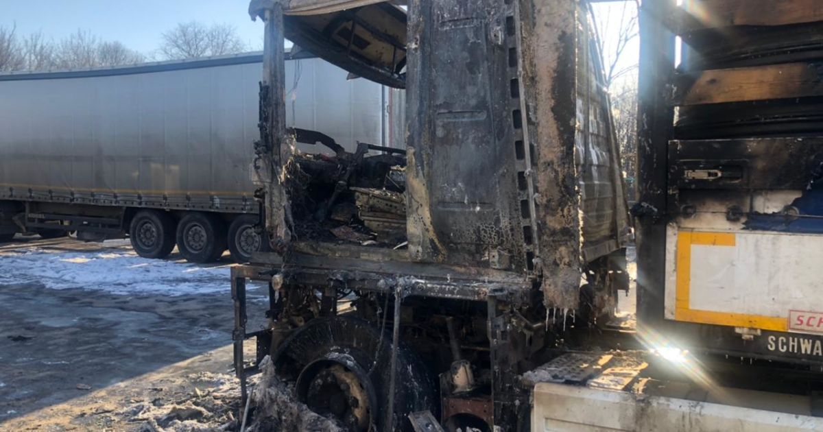 У пункті пропуску "Гоптівка" вигоріла вщент фура, яка їхала до РФ: у водія опіки (відео)