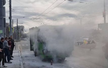 У Харкові загорілася маршрутка з пасажирами: чи встигли загасити автобус