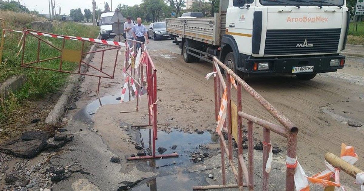 Горячей водой залило дорогу / © Фото Ивана Воробьева/ТСН