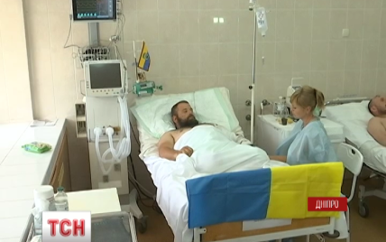 Боєць "Донбасу" без ніг і його лікар-рятівник лежать в одній реанімації