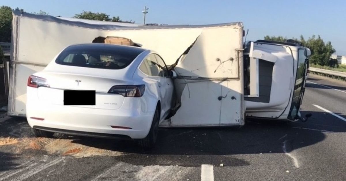 Tesla на автопілоті зі швидкістю 110 км/год протаранила перевернутий фургон: відео