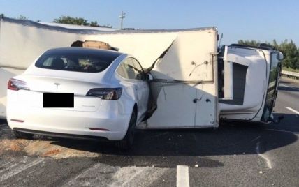 Tesla на автопилоте со скоростью 110 км/час протаранила перевернутый фургон: видео
