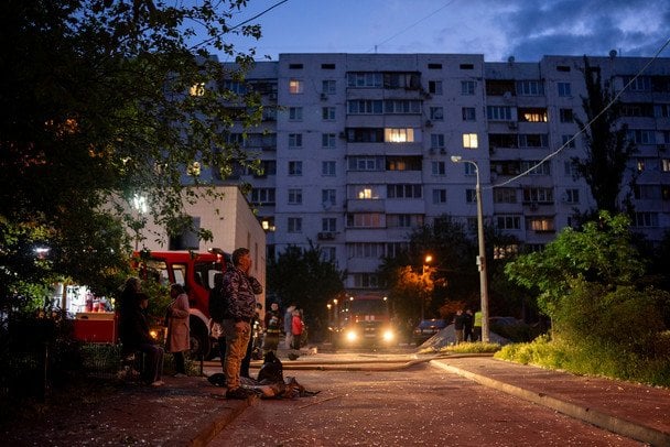 Обломки БпЛА попали в многоэтажку на Оболони, загорелся весь подъезд: фото
