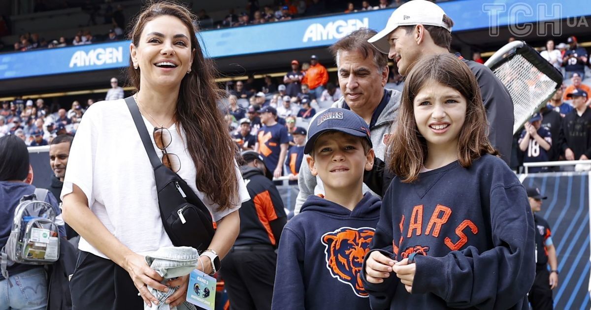 Міла Куніс та Ештон Кутчер з дітьми на футбольному матчі в Чикаго