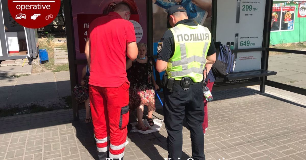 У Києві маршрутчик затиснув дверима літню жінку