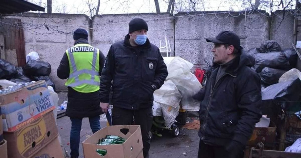 У Дарницькому районі Києва поліцейські викрили точку продажу фальсифікованого алкоголю