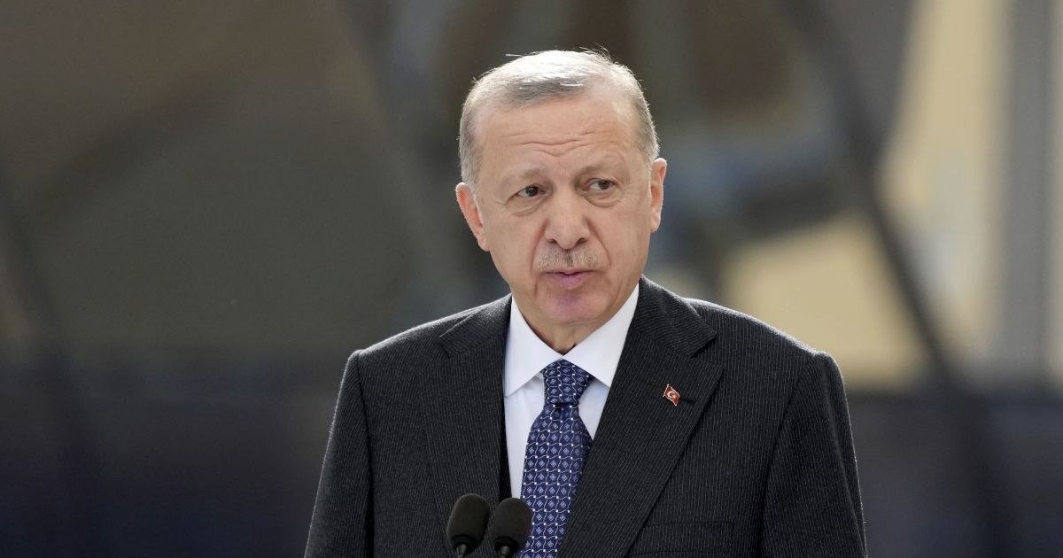 Эрдоган назвал неприемлемым решение Путина признать "ЛДНР" и призвал уважать международное право