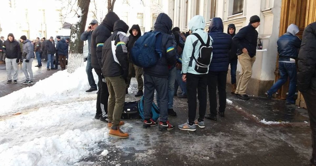 В Киеве возле Мариинского парка заметили титушек