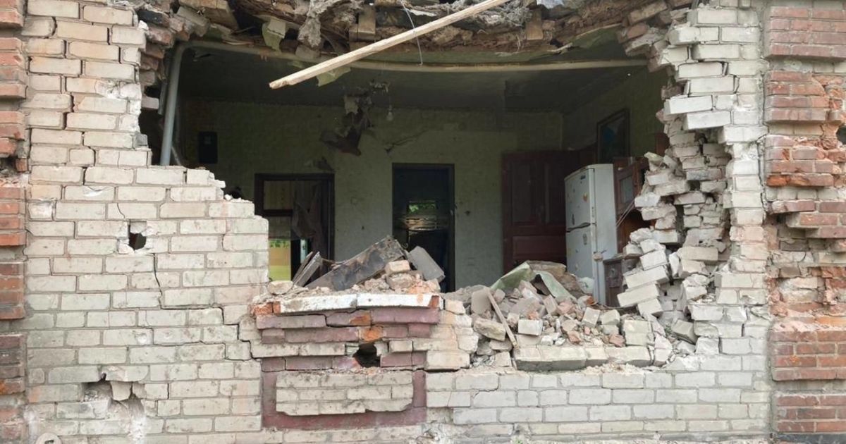 Оккупанты обстреляли более 10 населенных пунктов Донбасса: разрушены десятки домов, есть жертвы (фото)