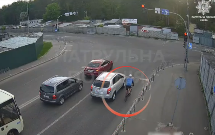 В Киеве произошло необычное ДТП: два велосипедиста столкнулись на перекрестке (видео)